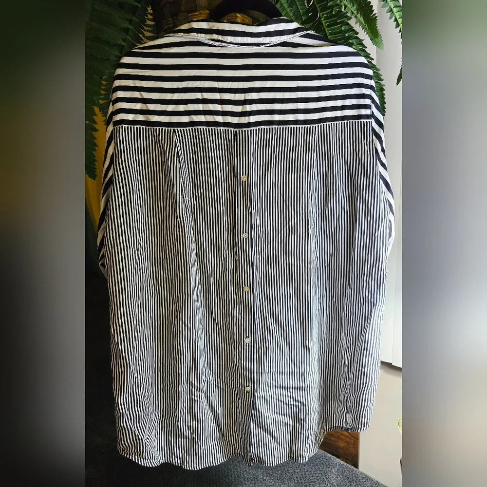 Jane + Delancey black and white striped button down blouse. Size XL. - Picture 4 of 8